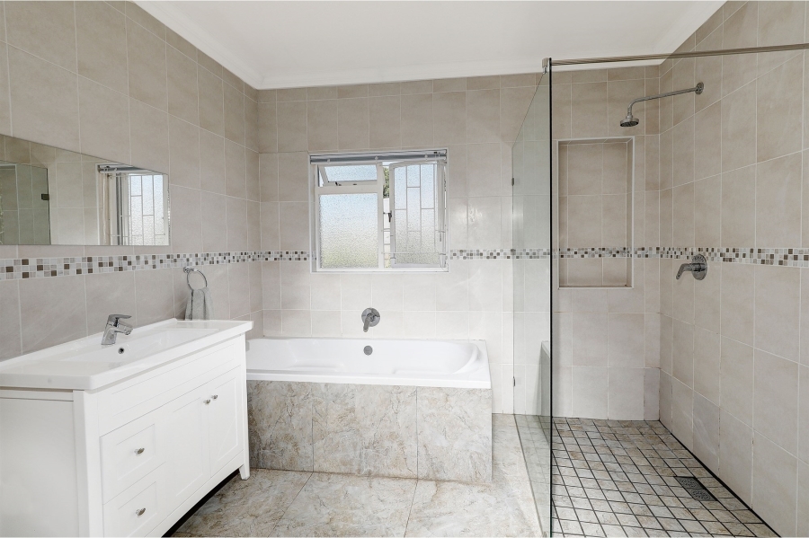 4 Bedroom Property for Sale in Schoongezicht Western Cape